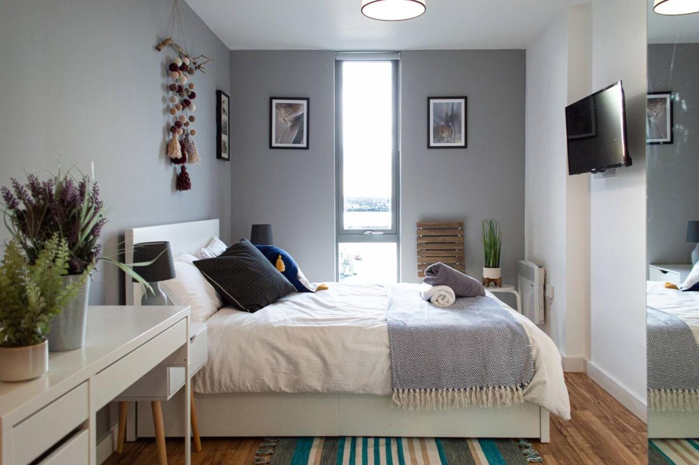 Stunning Mersey View Flat W Parking In Liverpool Buitenkant foto