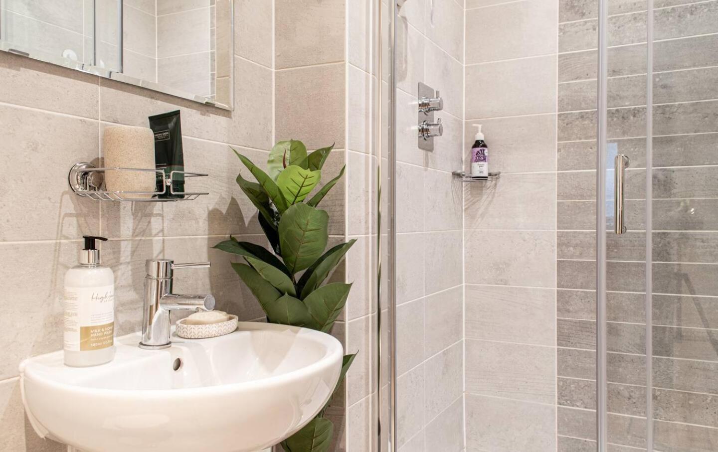 Stunning Mersey View Flat W Parking In Liverpool Buitenkant foto