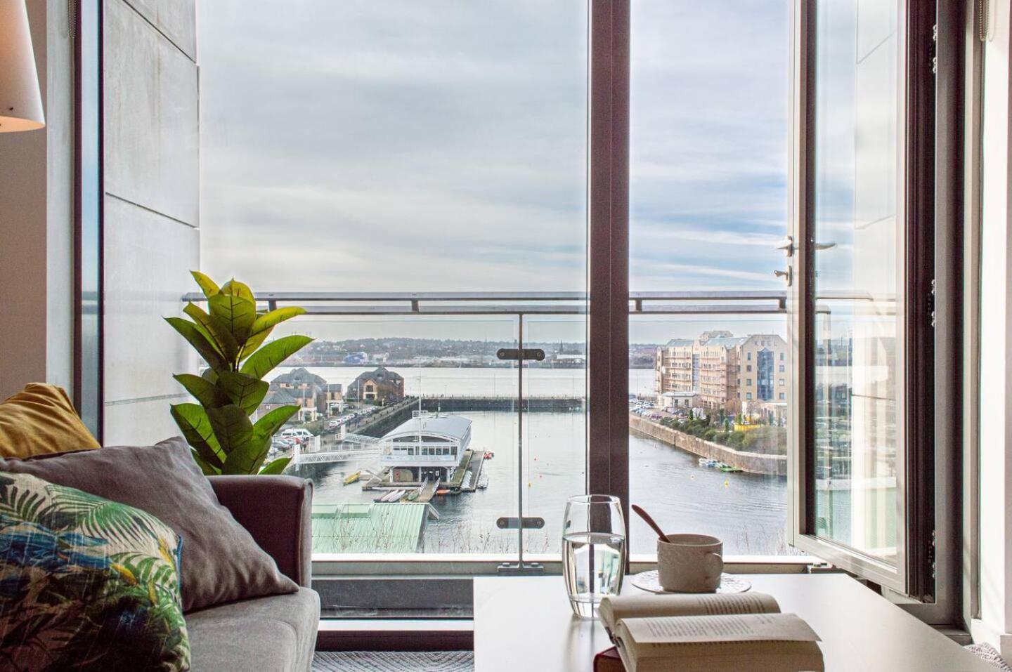 Stunning Mersey View Flat W Parking In Liverpool Buitenkant foto